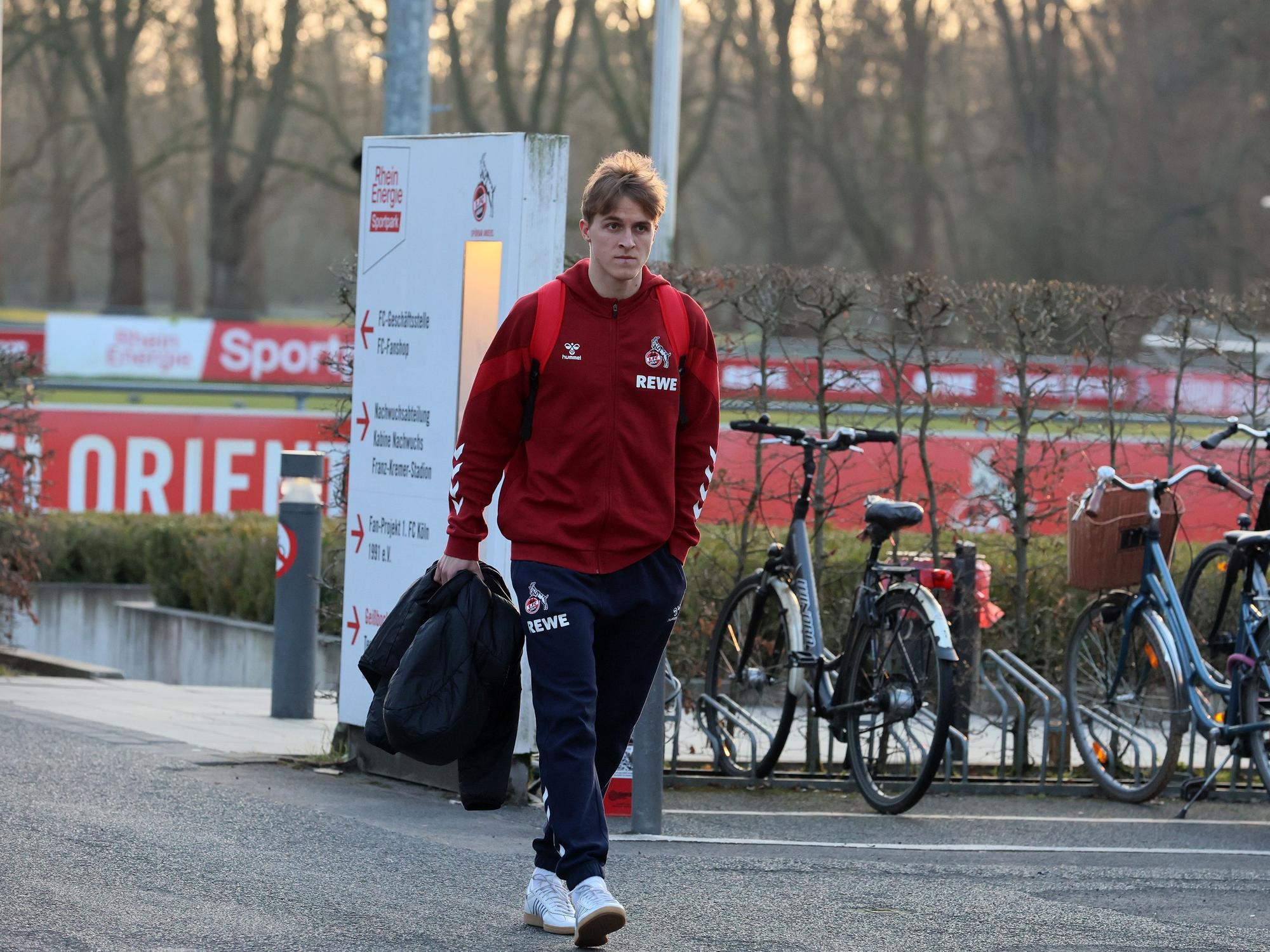 FC-Innenverteidiger Timo Hübers bei der Abfahrt zum Auswärtsspiel nach Mönchengladbach am 08. Februar 2024.