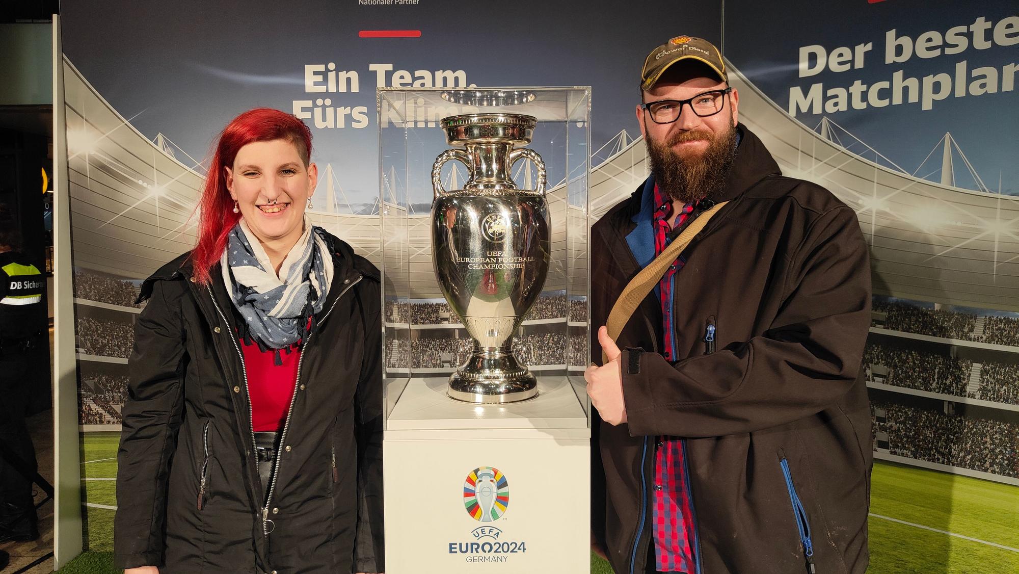 Fans lassen sich mit dem EM-Pokal fotografieren.