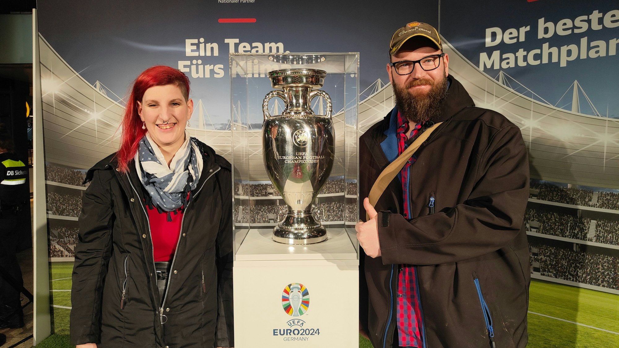 Fans lassen sich mit dem EM-Pokal fotografieren.