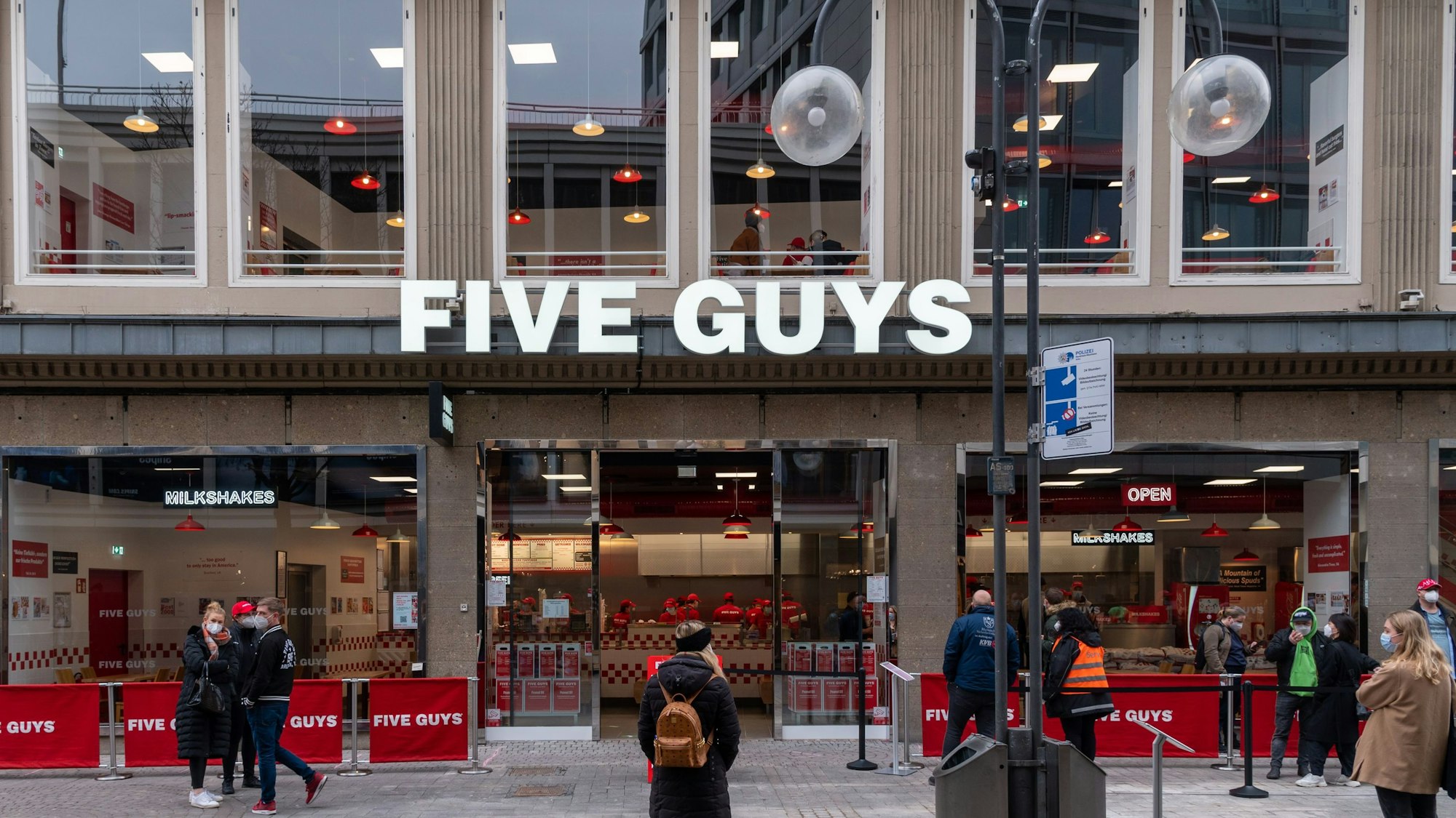 Blick auf den Eingang der Filiale von Five Guys auf der Schildergasse in Köln.