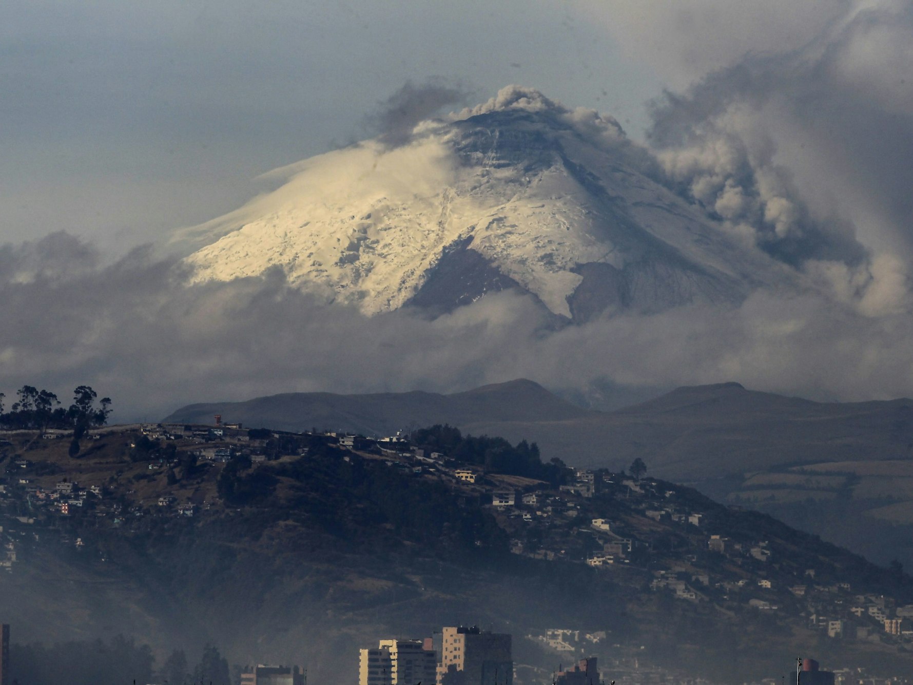 Der Vulkan Cotopaxi, Blick aus der der ecuadorianischen Hauptstadt Quito, hier ein Foto von 2015.