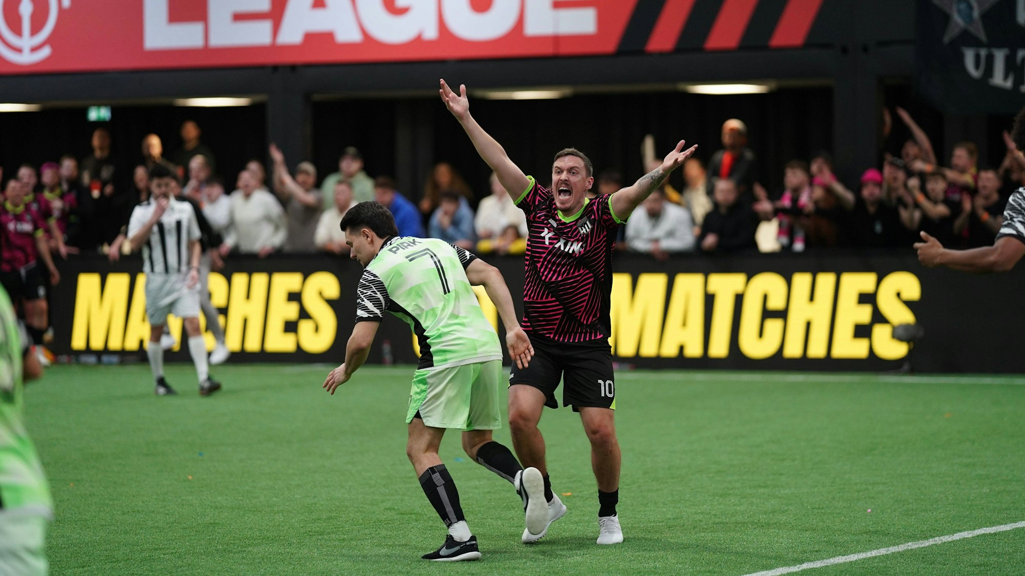 Max Kruse von Hollywood United beschwert sich während eines Spiels der Baller League beim Schiedsrichter.