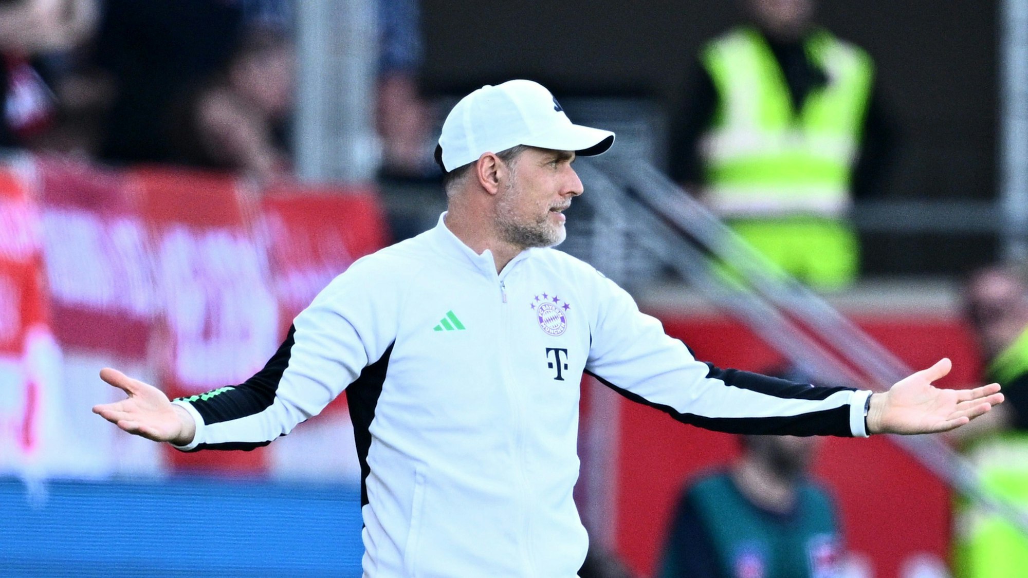 Thomas Tuchel gestikuliert beim Spiel des FC Bayern beim 1. FC Heidenheim.