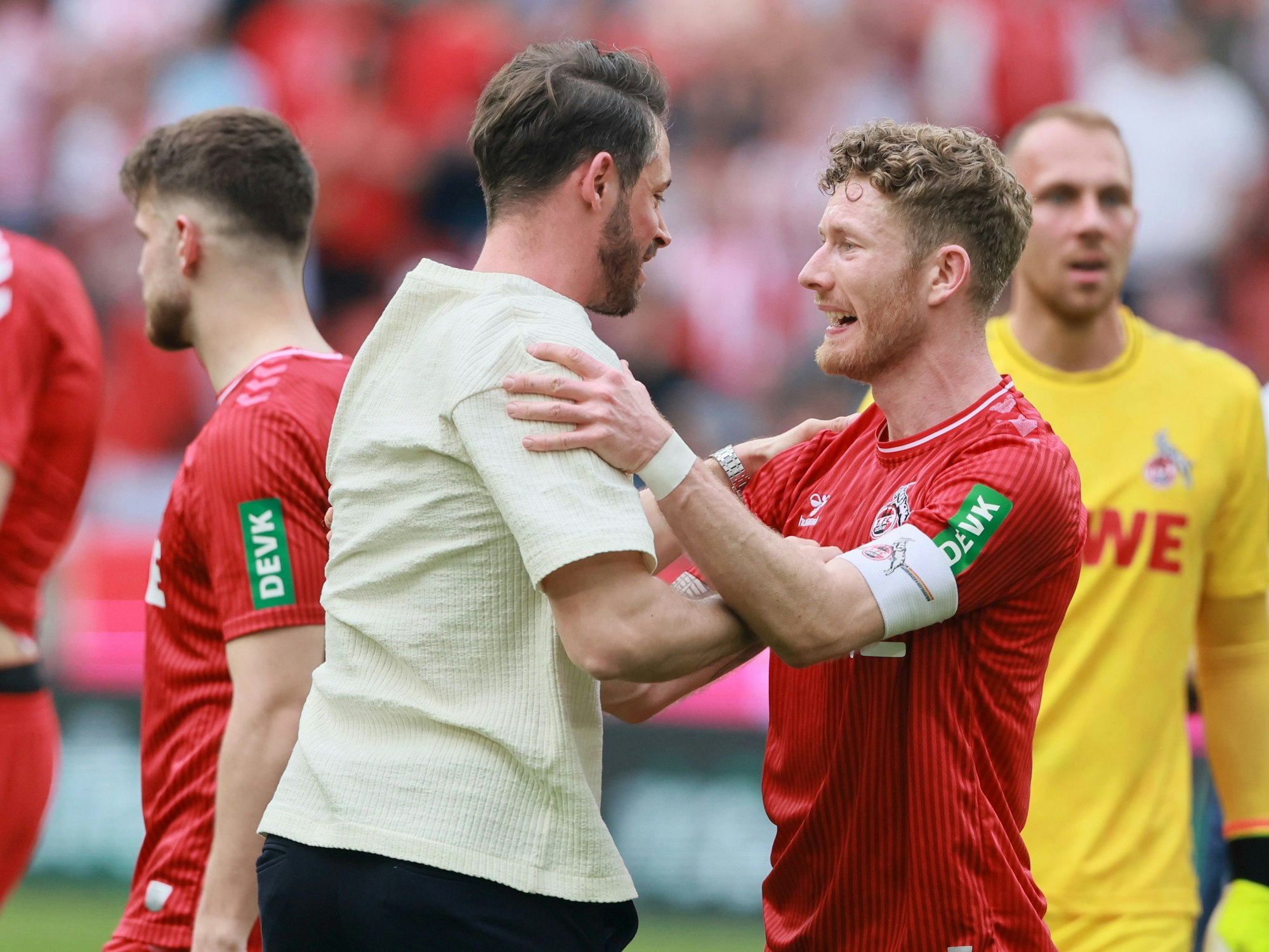 Florian Kainz umarmt Mark Uth.