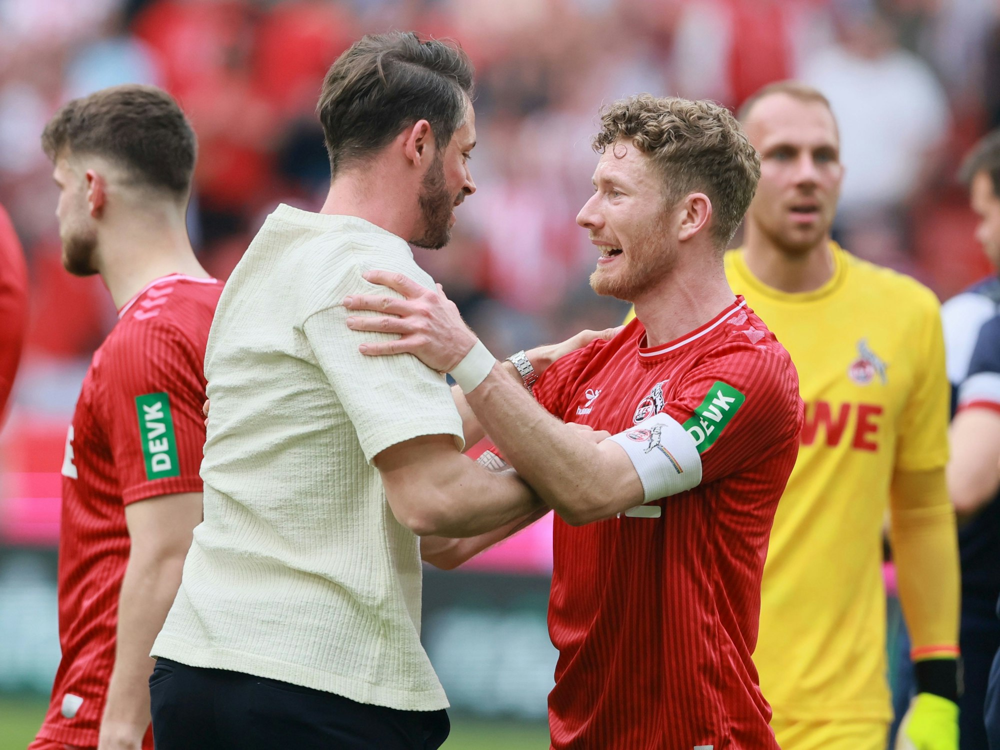 Florian Kainz jubelt nach dem 2:1-Sieg des 1. FC Köln gegen den VfL Bochum am Samstag (6. April 2024) zusammen mit Mark Uth.
