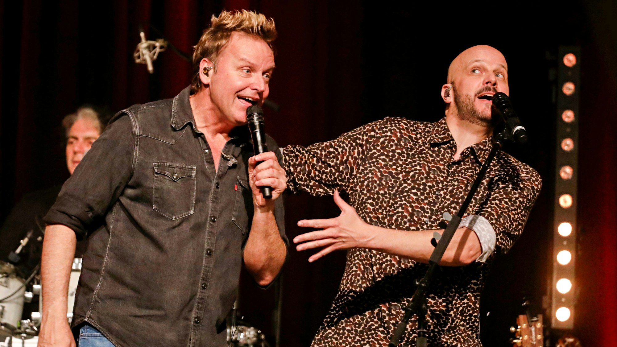 Die Bläck Fööss stehen auf der Bühne.