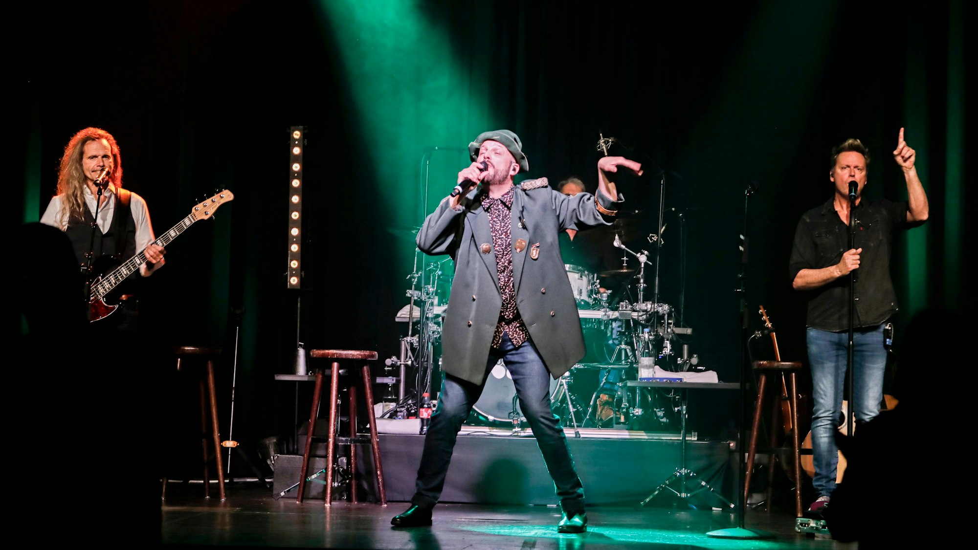 Die Bläck Fööss stehen auf der Bühne.