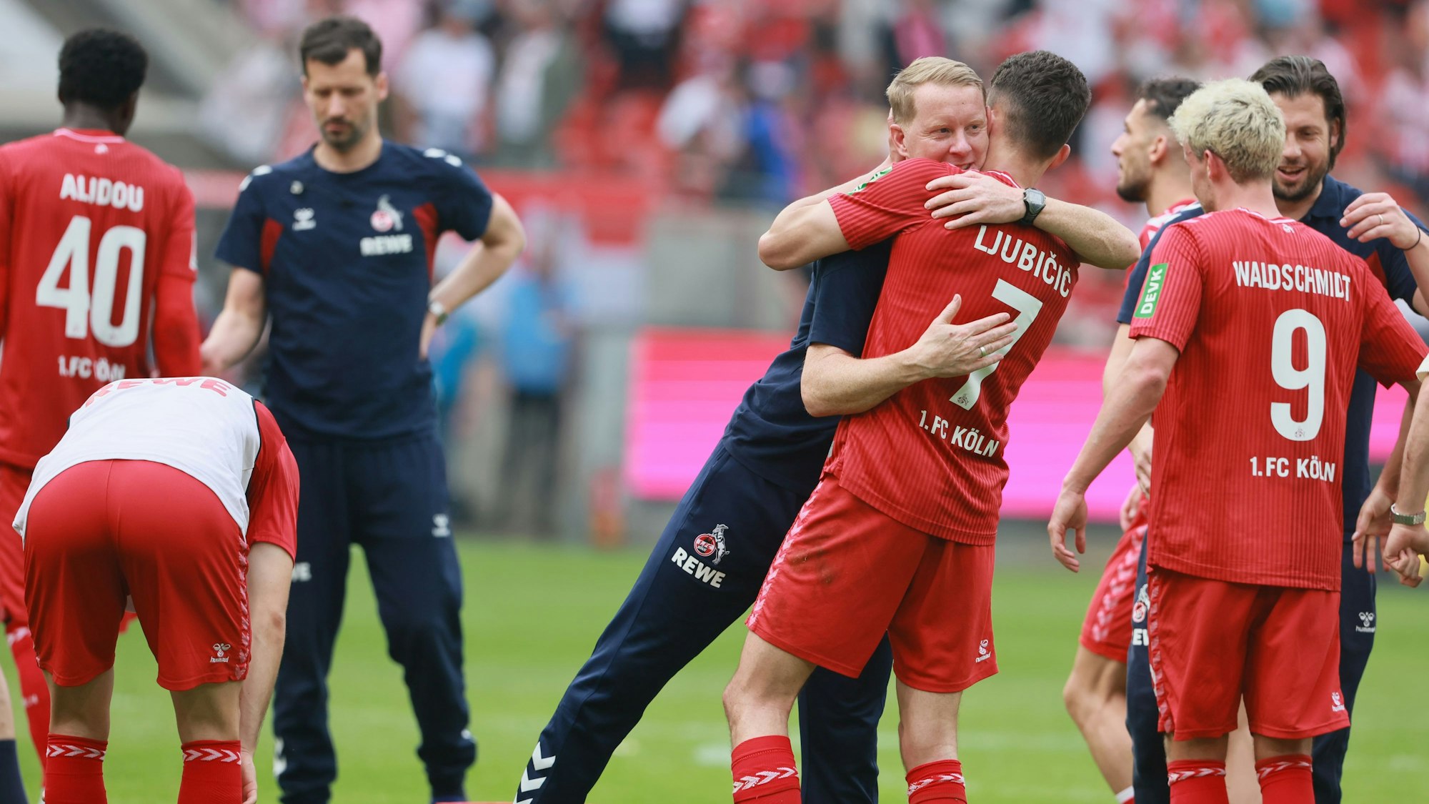 Timo Schultz herzt Dejan Ljubicic vom 1. FC Köln.