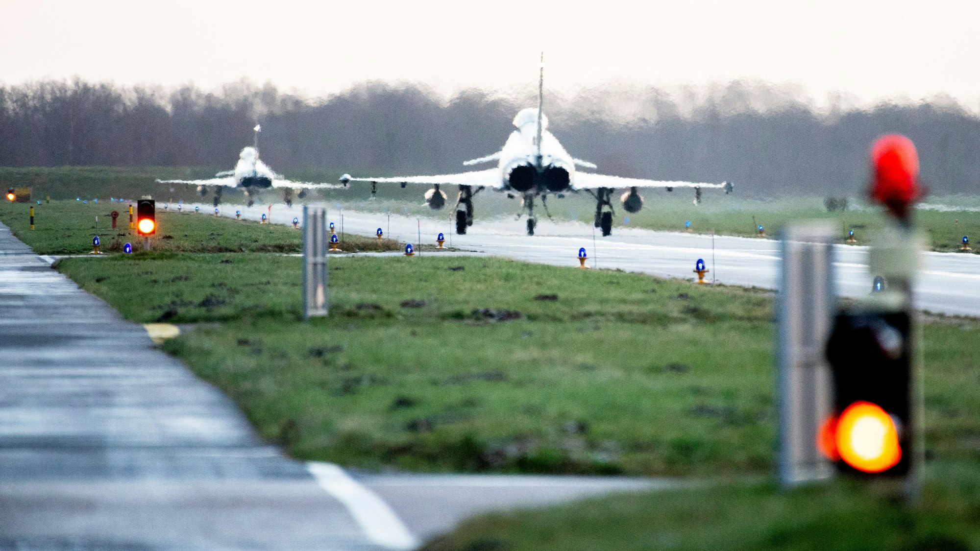 Zwei Kampfflugzeuge vom Typ Eurofighter Typhoon der Luftwaffe auf Rügen (Archivbild 2022): Erneut ist über der Ostsee ein ohne Erkennungssignal fliegender russischer Aufklärer vom Typ Iljuschin 20 gesichtet worden.