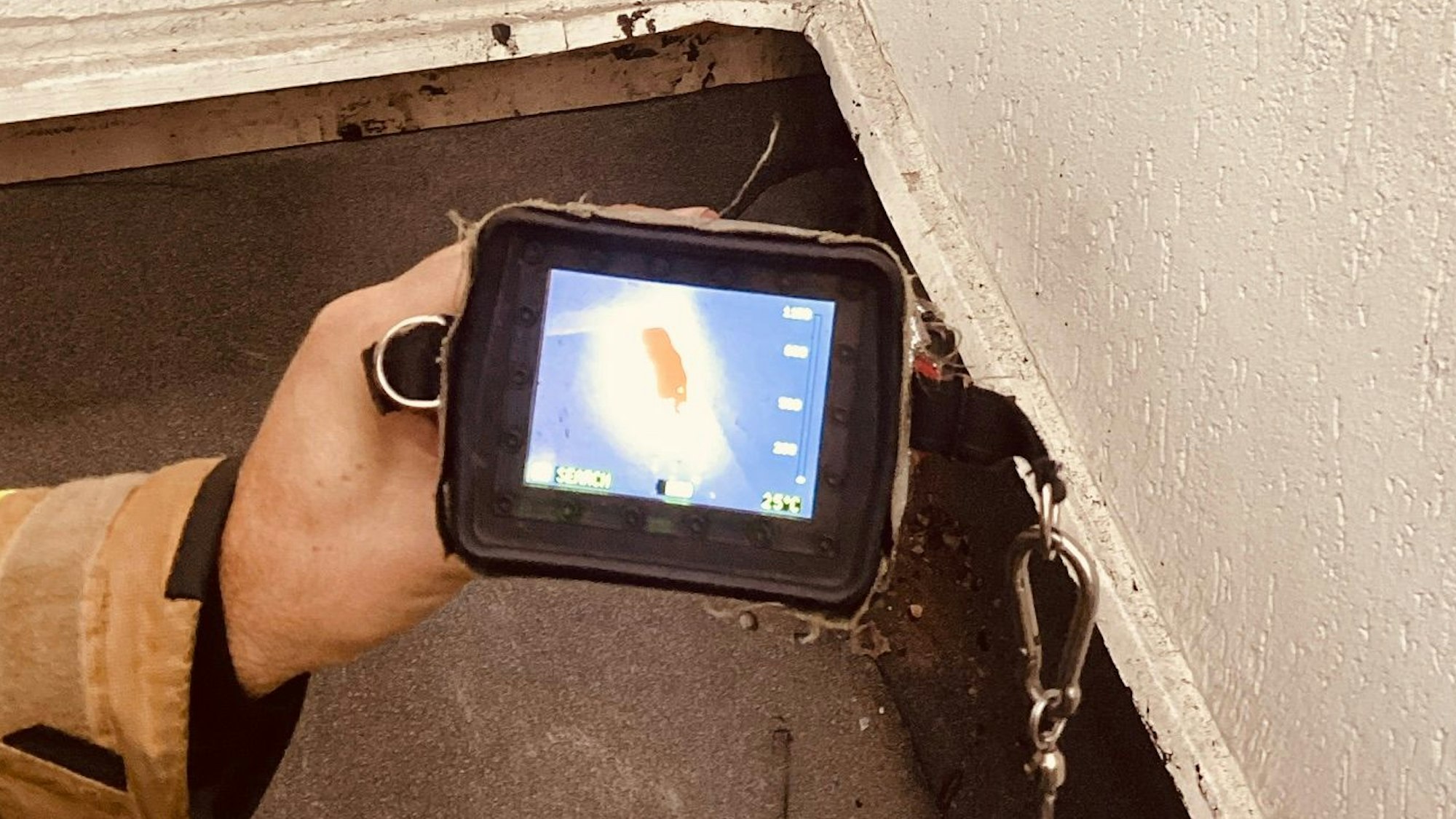 Eine Wärmebildkamera, die bei einem Einsatz der Feuerwehr benutzt wird.