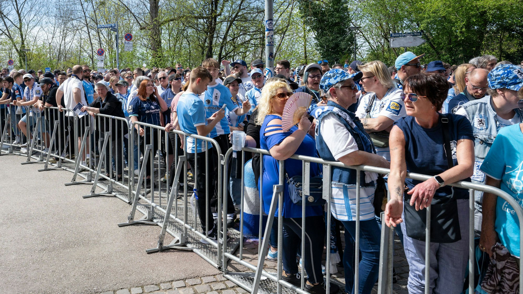 Wegen einer Störung verzögerte sich am 6. April 2024 der Einlass am Grünwalder Stadion.