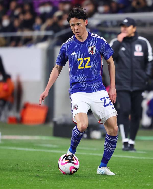 Takashi Uchino spielt den Ball.