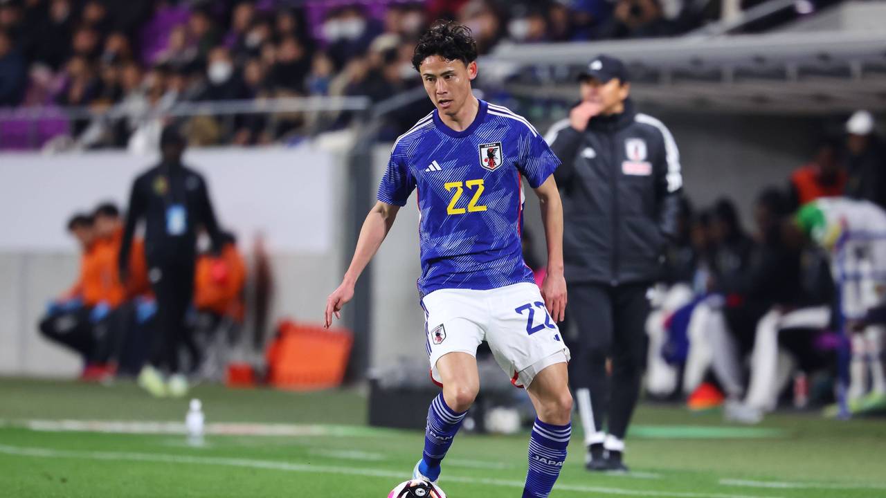 Takashi Uchino spielt den Ball.