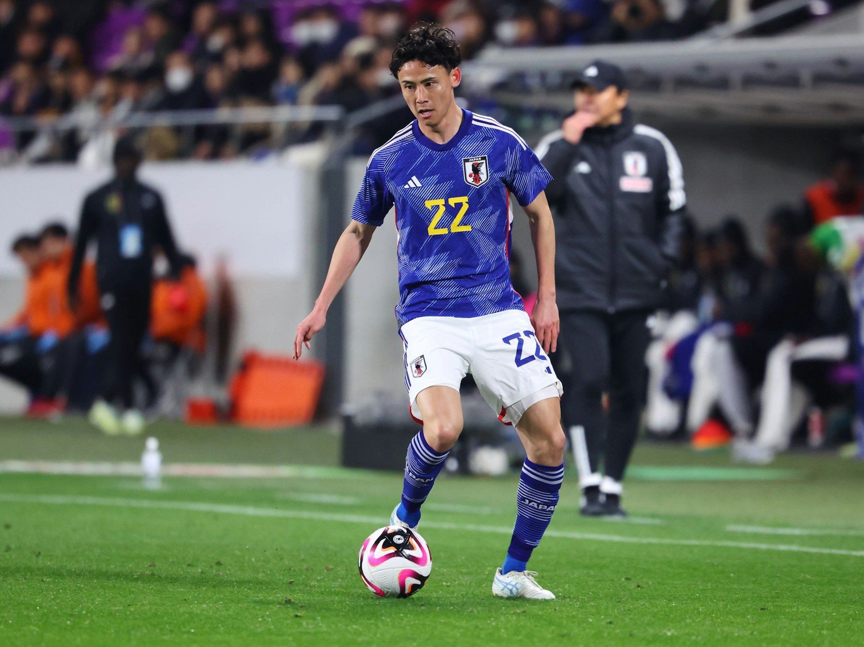 Takashi Uchino spielt den Ball.