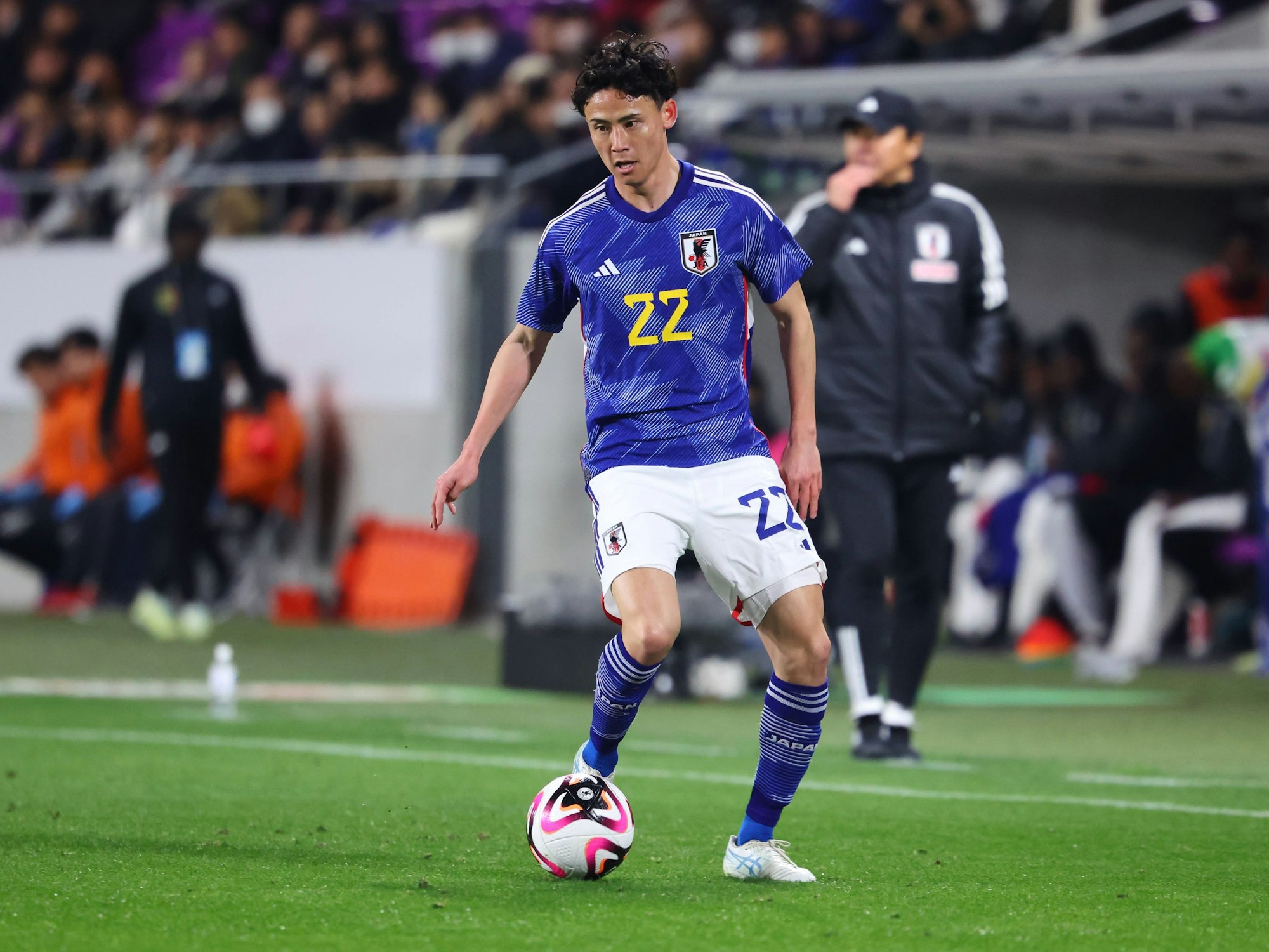 Takashi Uchino spielt den Ball.