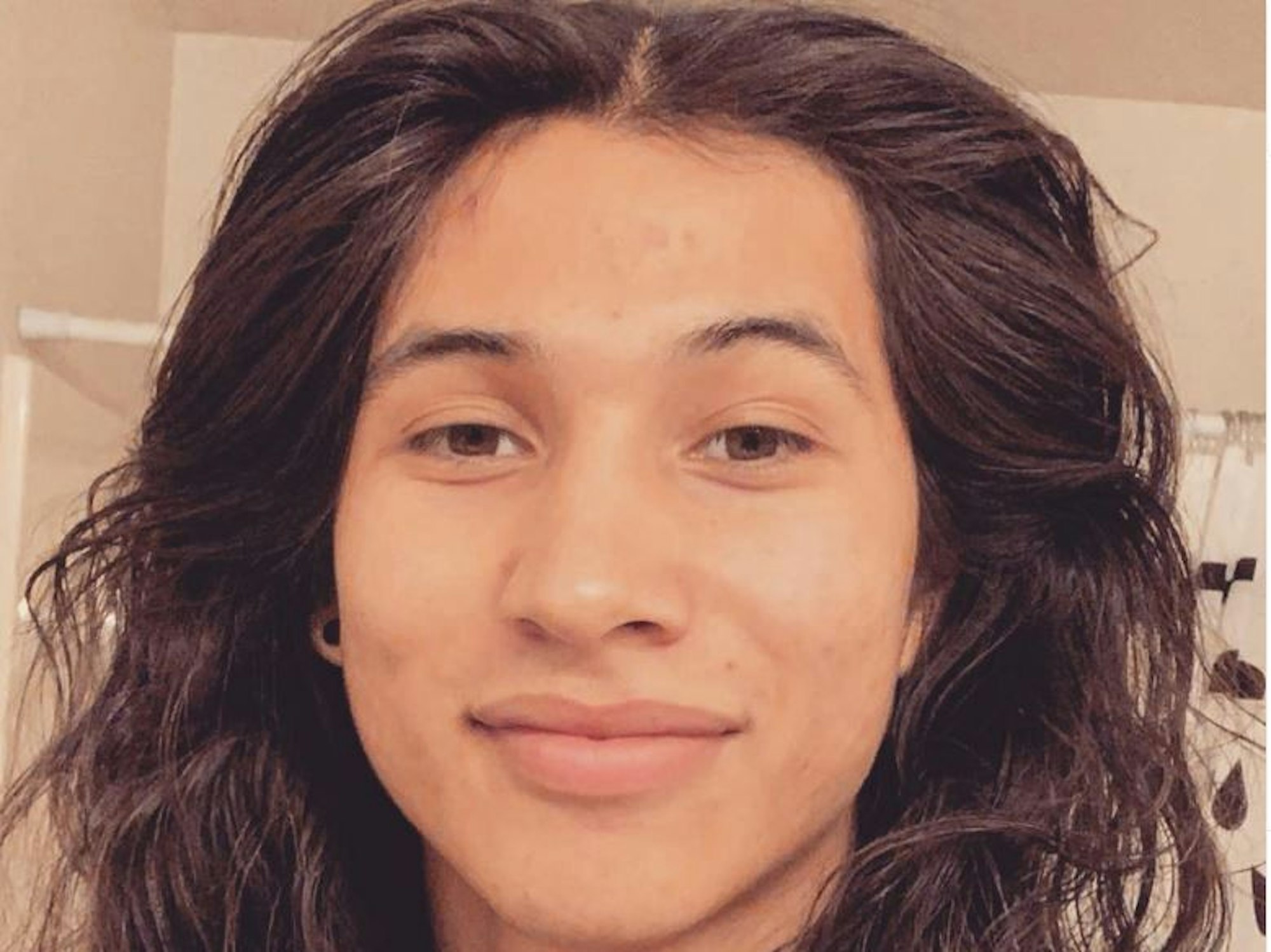 Das Selfie zeigt den Schauspieler Cole Brings Plenty. Cole Brings Plenty hat das Selfie am 2. Januar 2019 veröffentlicht. Quelle: Instagram / colebringsplenty