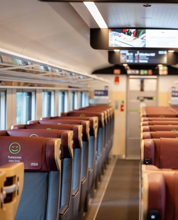 Der Innenraum des neuen Railjets bei einer Präsentation.