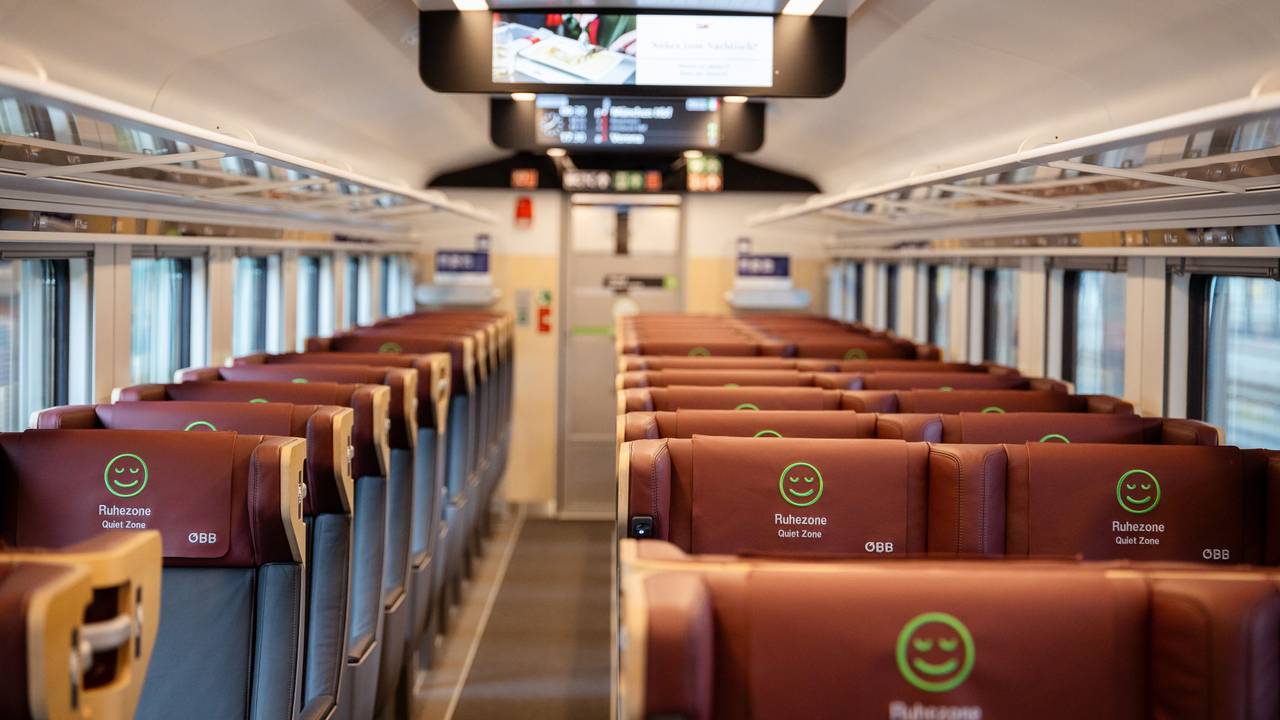 Der Innenraum des neuen Railjets bei einer Präsentation.