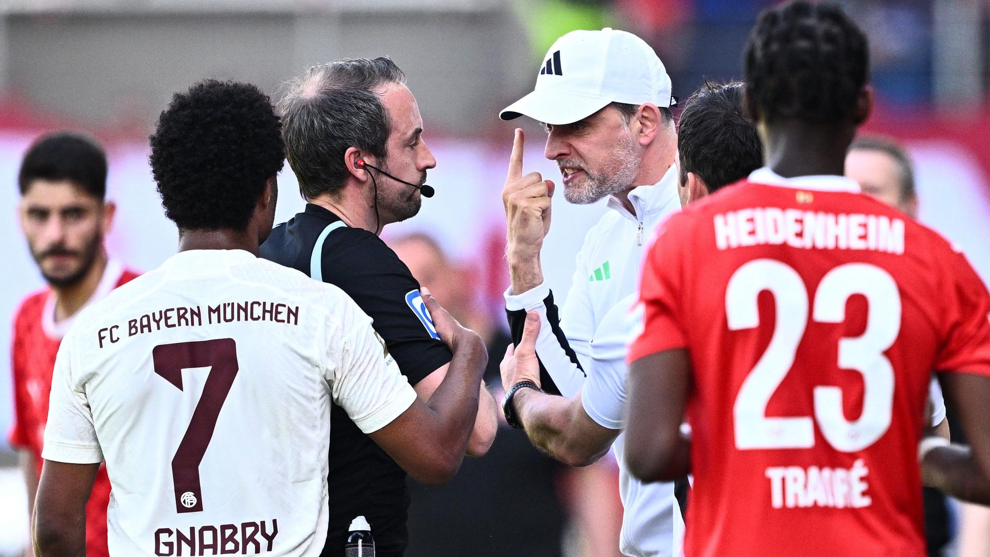 Hier holt sich Thomas Tuchel seine Gelbe Karte beim Spiel des FC Bayern gegen den 1. FC Heidenheim ab.