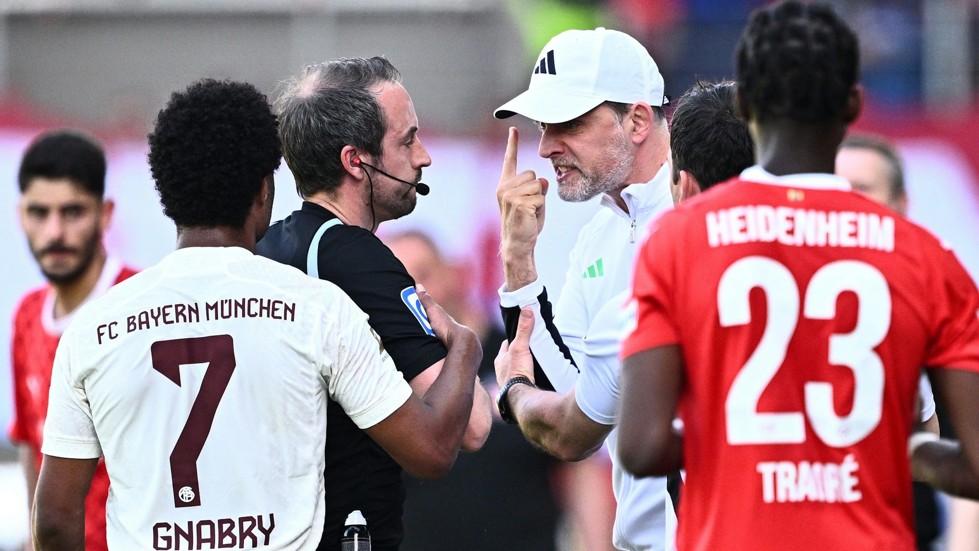 Hier holt sich Thomas Tuchel seine Gelbe Karte beim Spiel des FC Bayern gegen den 1. FC Heidenheim ab.