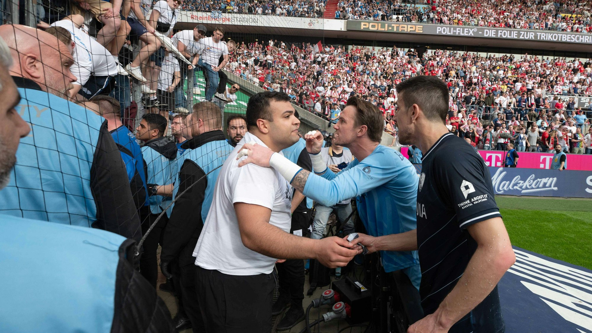 Diskussionen zwischen Fans und Spielern vor dem Gästeblock des VfL Bochum nach der Niederlage beim 1. FC Köln.