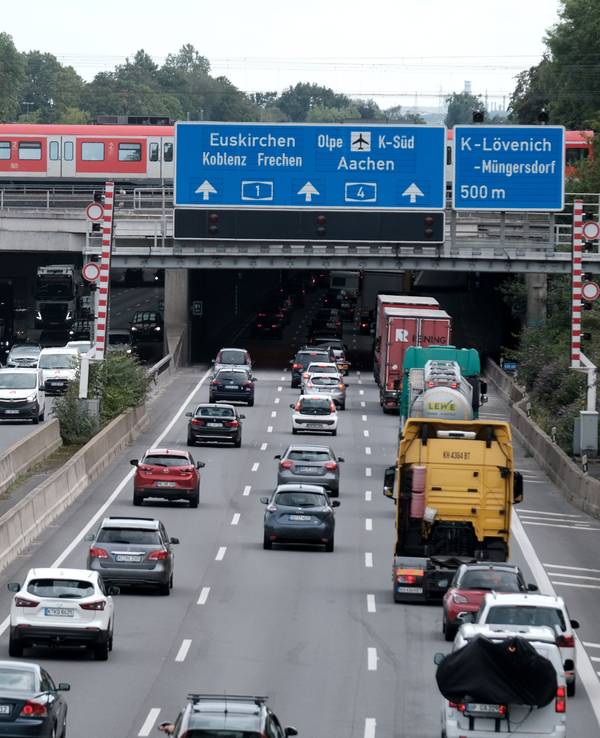Autos fahren über die A1 in Köln.