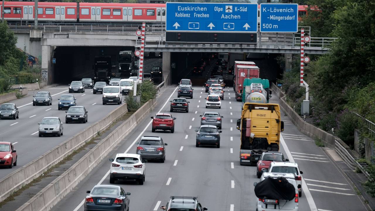 Autos fahren über die A1 in Köln.