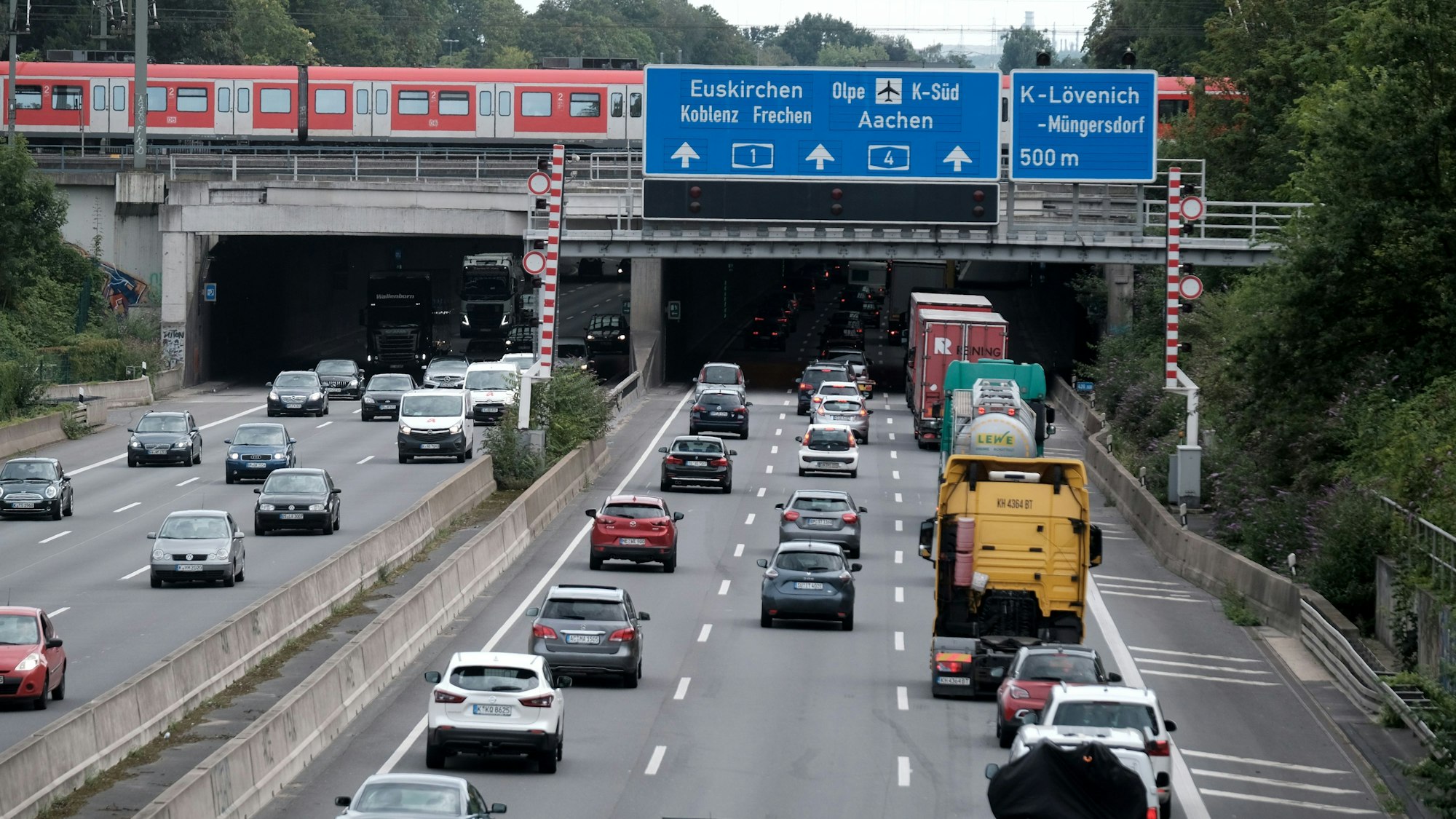 Autos fahren über die A1 in Köln.