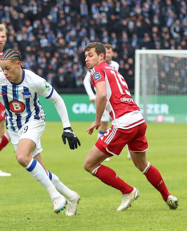Derry Scherhant läuft mit dem Ball. Tim Oberdorf läuft hinterher.