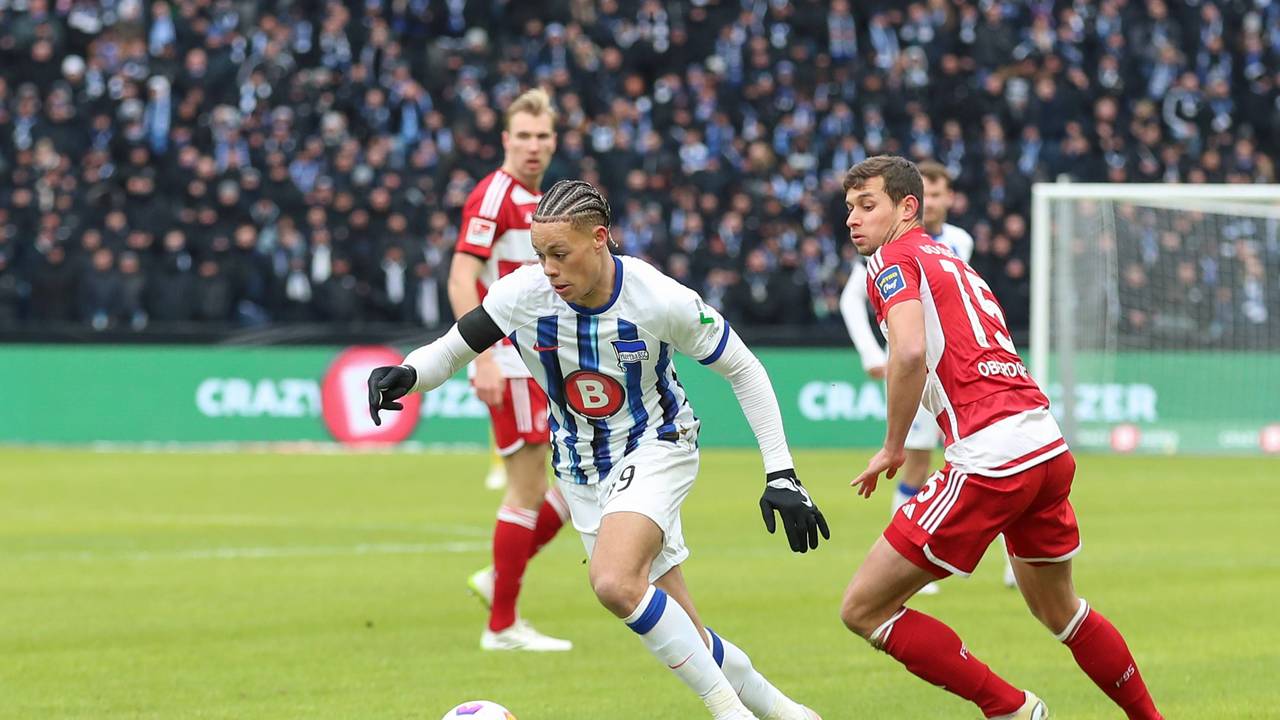 Derry Scherhant läuft mit dem Ball. Tim Oberdorf läuft hinterher.