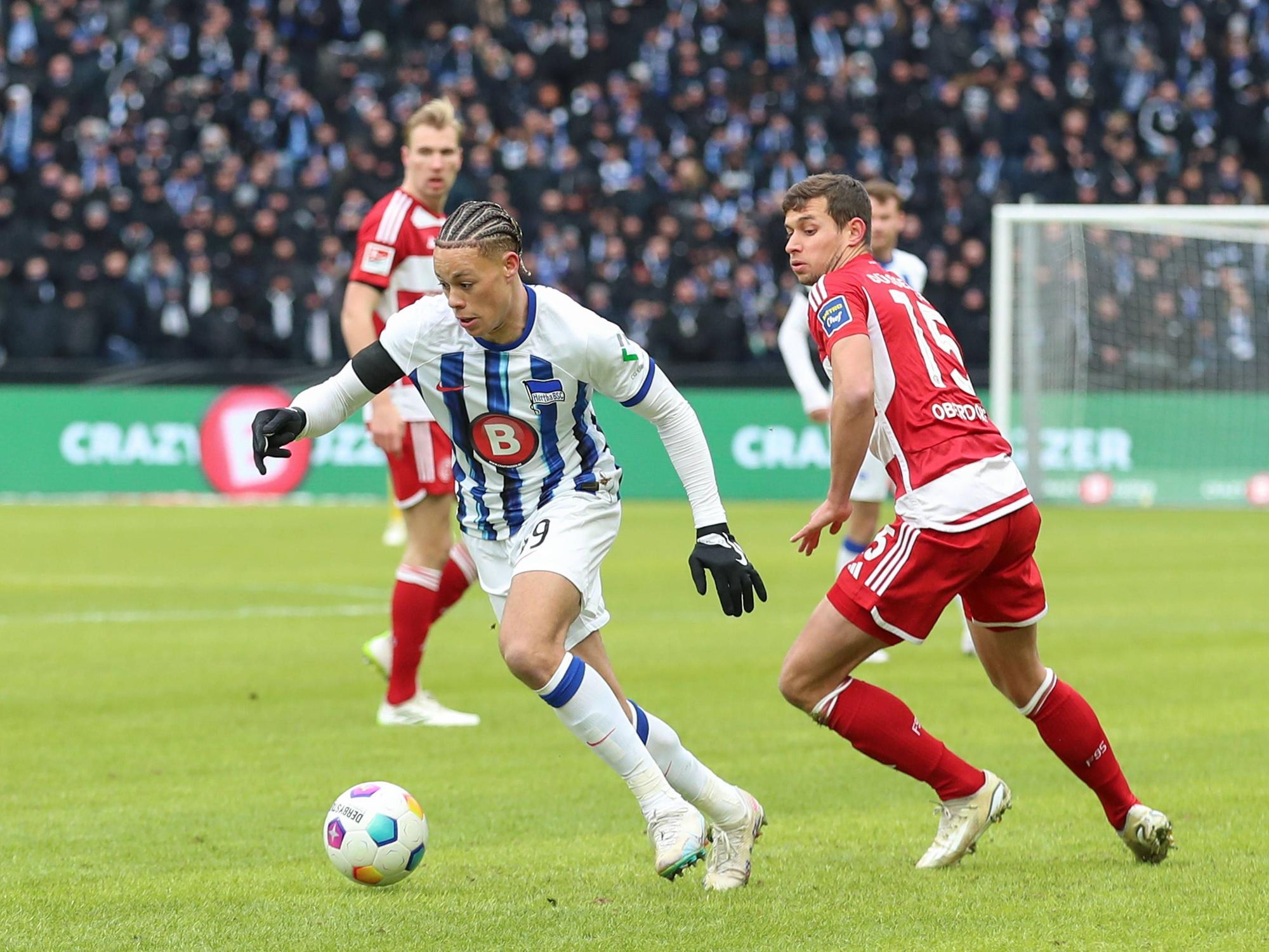 Derry Scherhant läuft mit dem Ball. Tim Oberdorf läuft hinterher.