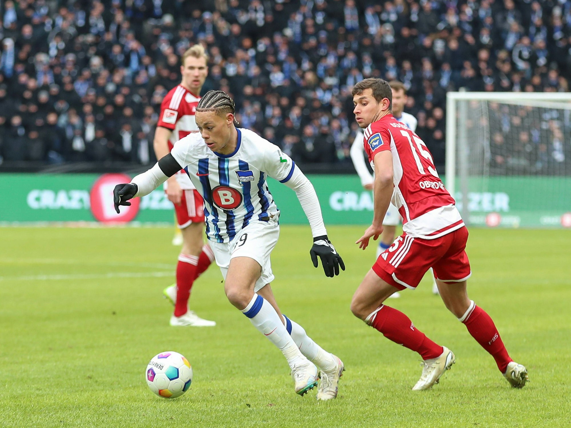 Derry Scherhant läuft mit dem Ball. Tim Oberdorf läuft hinterher.