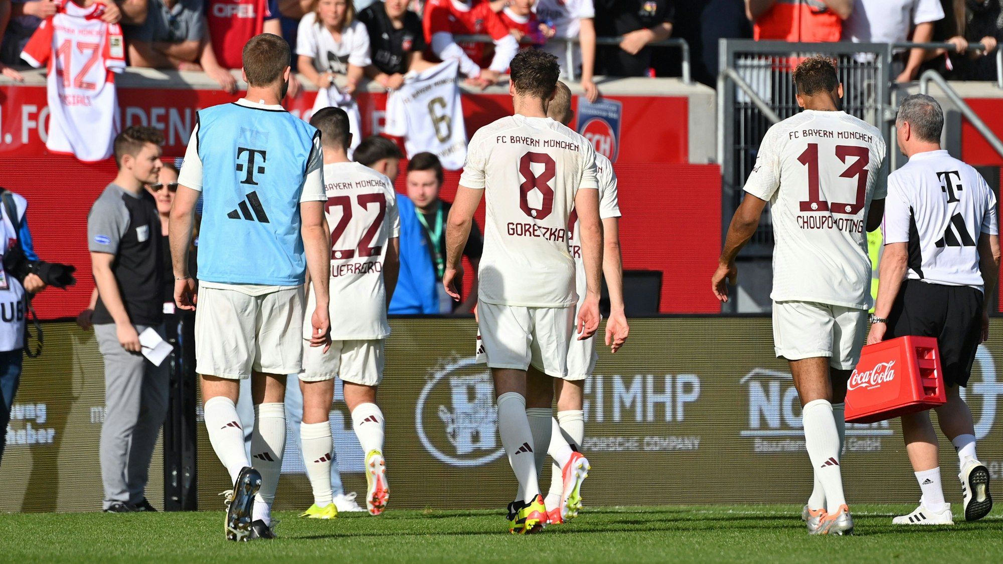Die Stars des FC Bayern beim Abgang aus der Voith-Arena in Heidenheim.