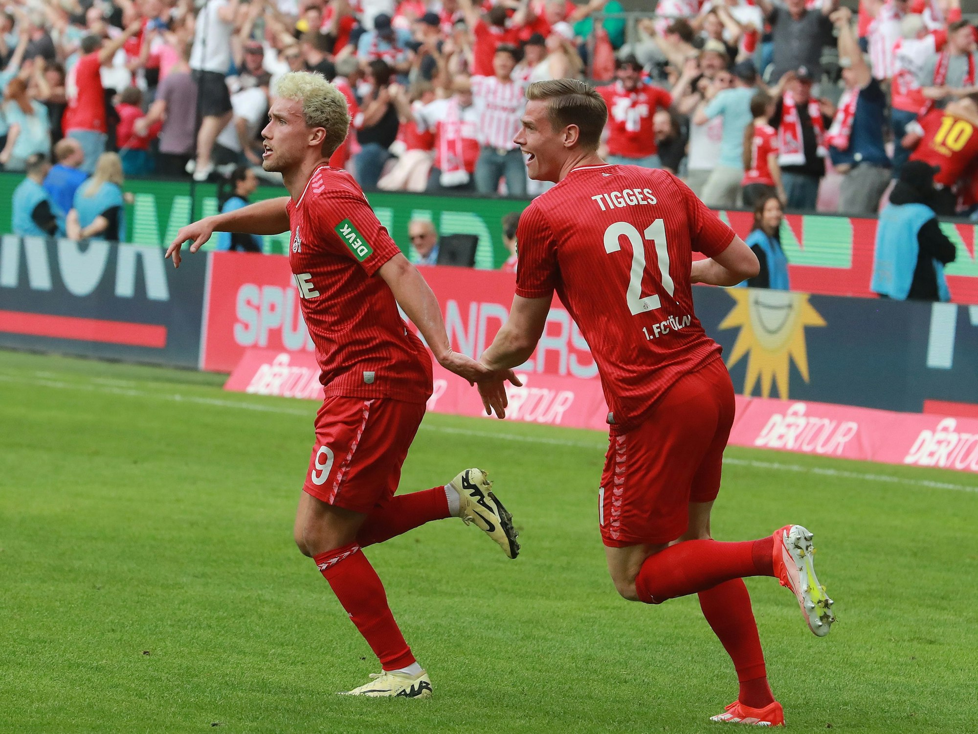 Steffen Tigges jubelt mit Luca Waldschmidt.