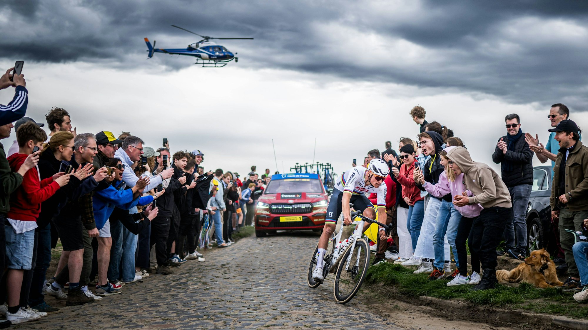 Mathieu van der Poel bei seinem Solo-Ritt auf dem Weg zum Sieg bei Paris-Roubaix.