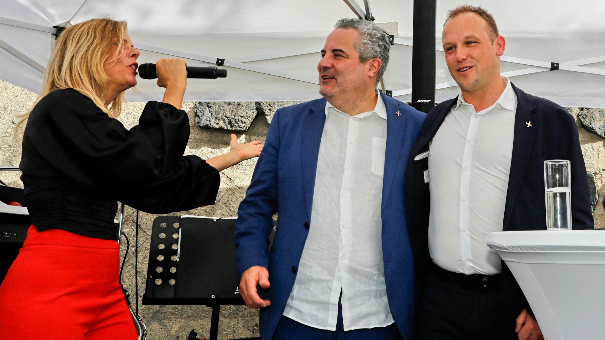 Die Gäste singen ein Ständchen für Dino Massi.