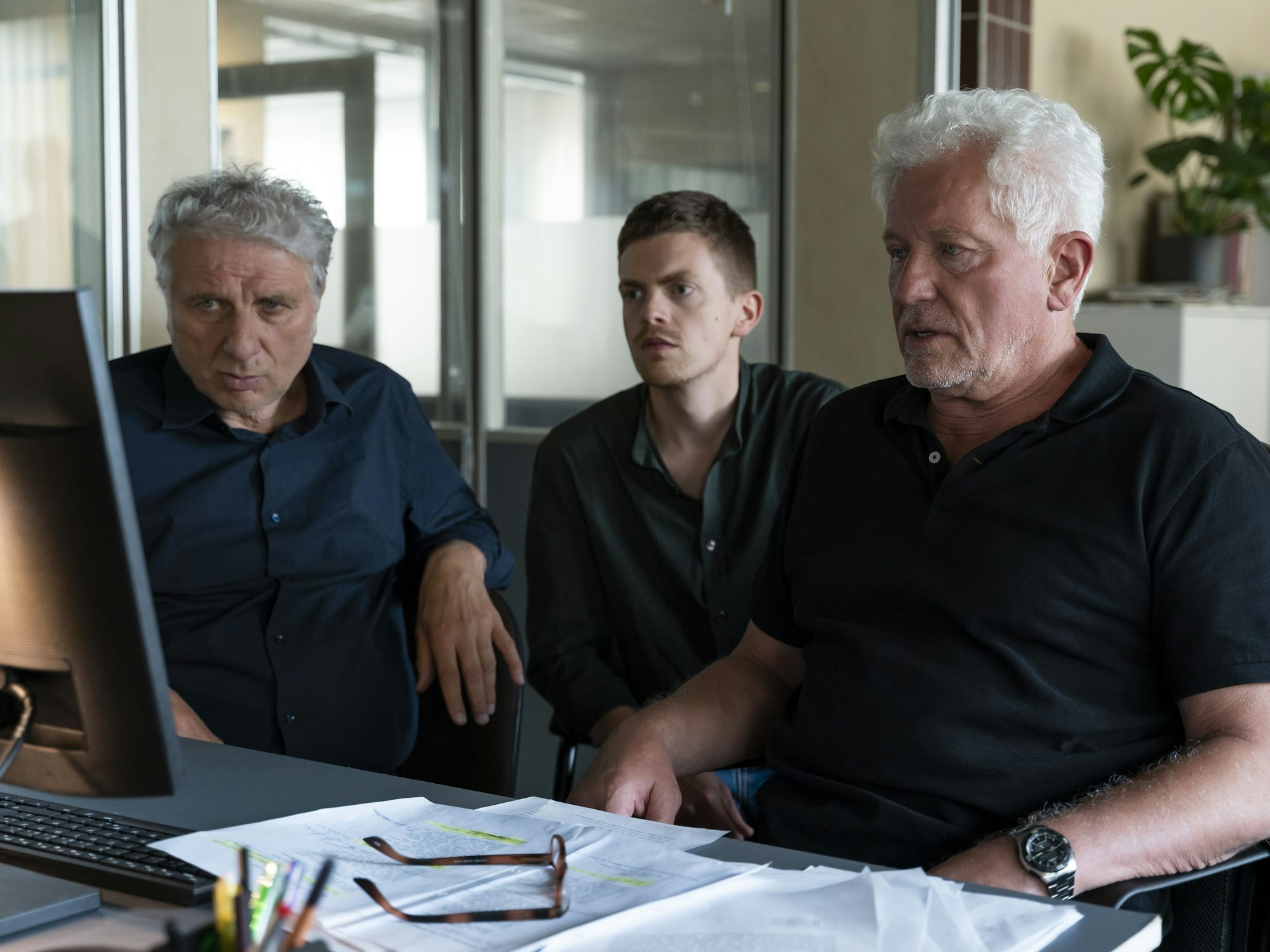 Das Foto stammt aus dem ARD-Krimi „Tatort: Schau mich nicht an“ und zeigt die Ermittler Franz Leitmayr (Udo Wachtveitl, links), Kalli Hammermann (Ferdinand Hofer, Mitte) und Ivo Batic (Miroslav Nemec, rechts) vor einem Computer.