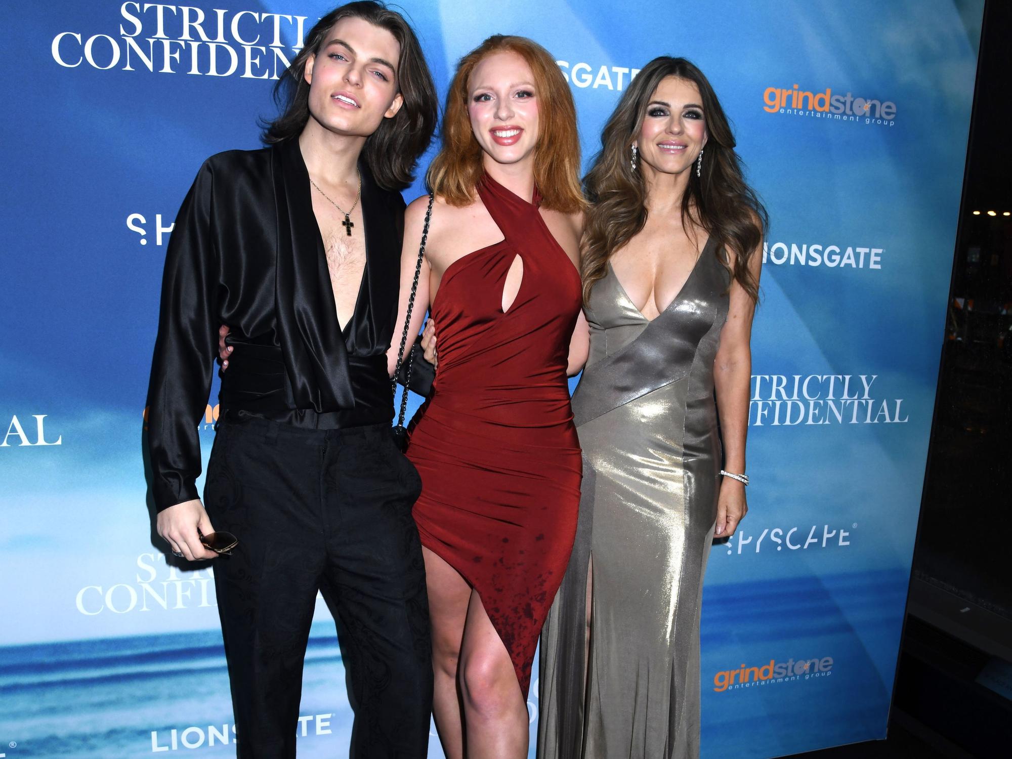 Die Schauspielerin Elizabeth Hurley, ihr Sohn, der Regisseur Damian Hurley, und Anna Ermakova kommen zu einem Special Screening von dem Film "Strictly Confidential" im Robin Williams Center der SAG-AFTRA Foundation.