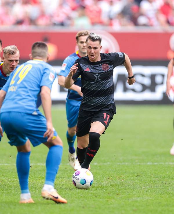 Felix Klaus rennt mit dem Ball an Eintracht Braunschweig-Spieler Hasan Kurucay vorbei.