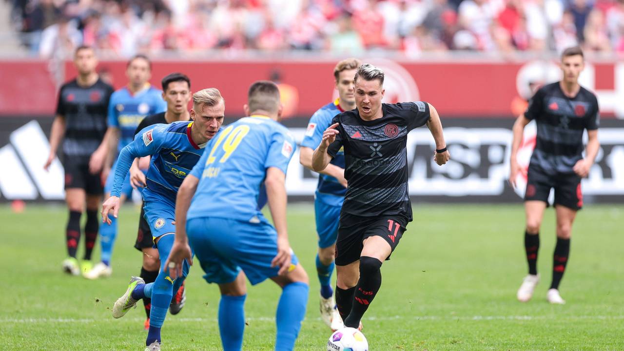 Felix Klaus rennt mit dem Ball an Eintracht Braunschweig-Spieler Hasan Kurucay vorbei.