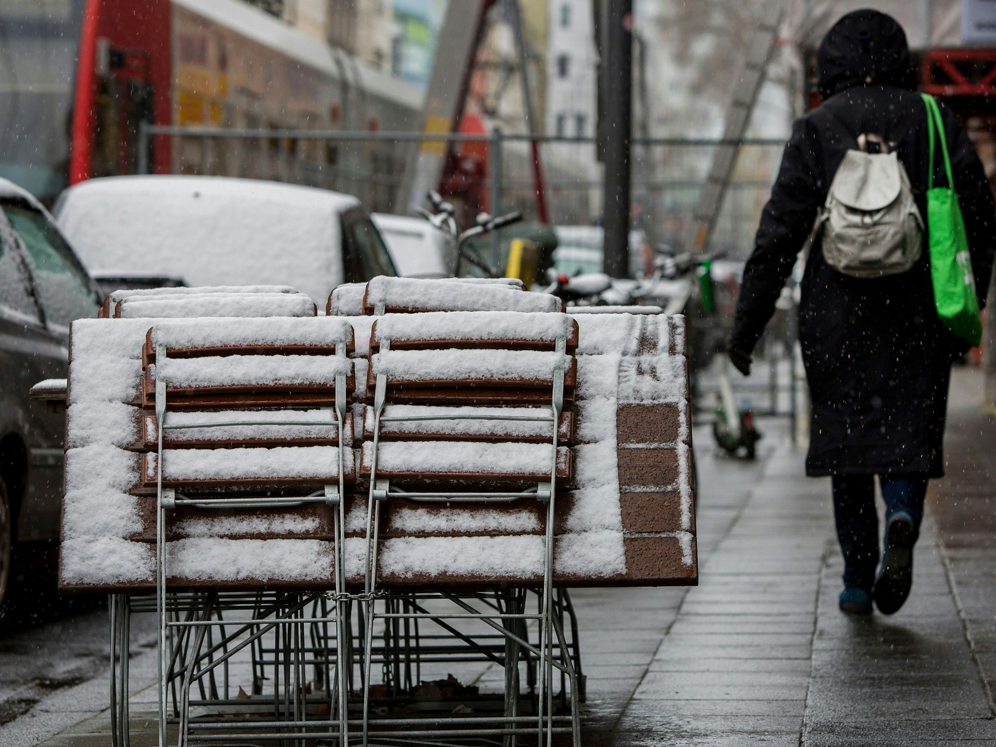 Schnee in Köln am 7. April 2021, zu sehen sind Gastrostühle auf der Zülpicher Straße.