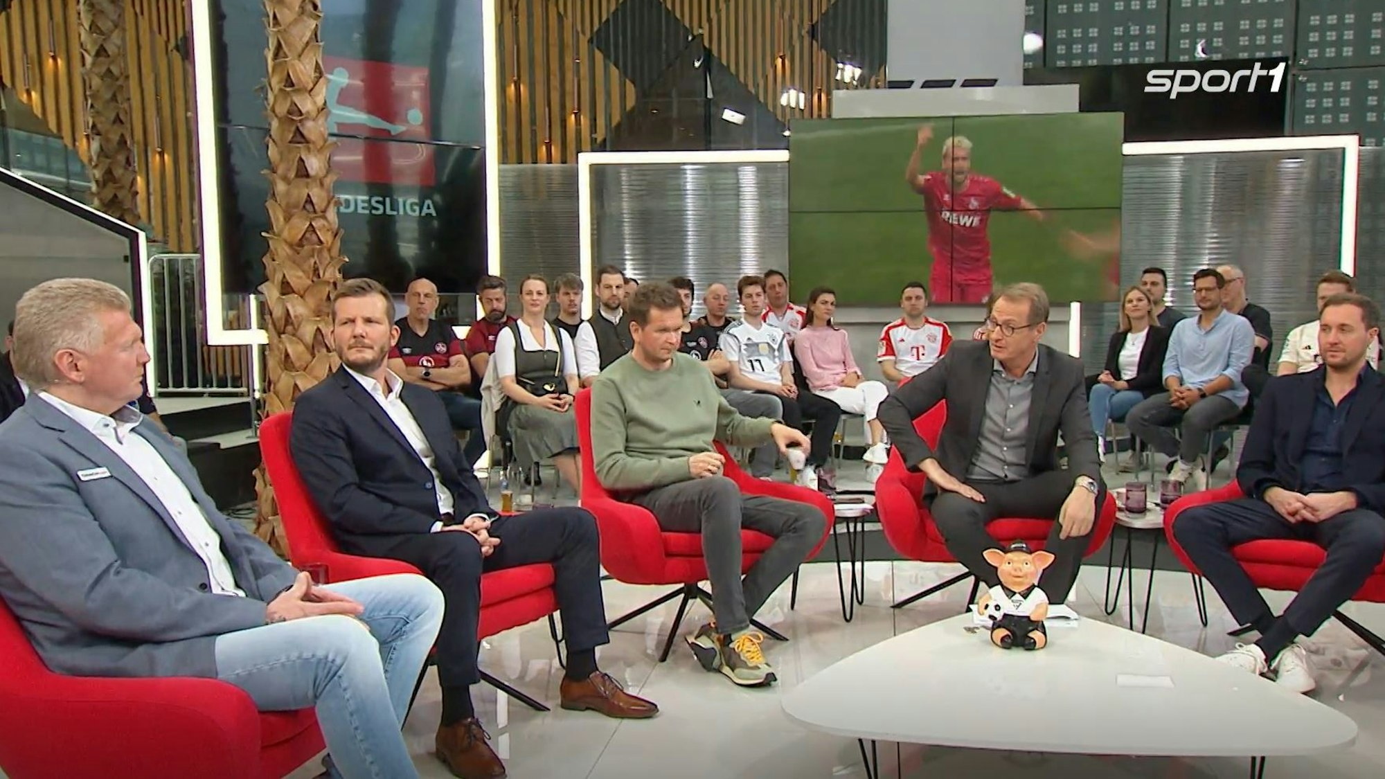 Im Sport1-„Doppelpass“ wird diskutiert, im Hintergrund ist auf der Leinwand der jubelnde Luca Waldschmidt zu sehen.