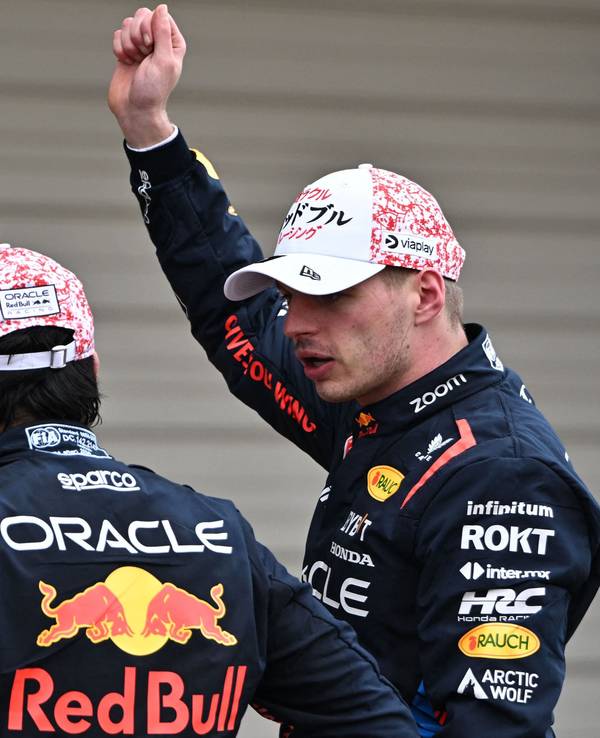 Max Verstappen jubelt mit Sergio Perez über den Doppelsieg in Suzuka.