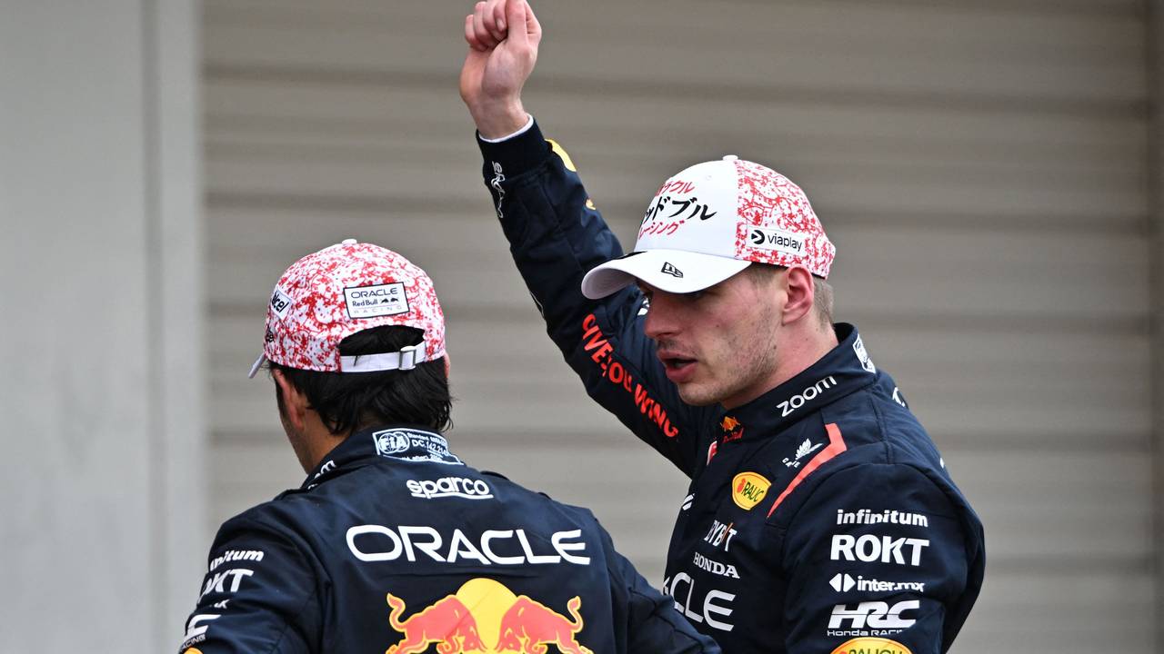 Max Verstappen jubelt mit Sergio Perez über den Doppelsieg in Suzuka.