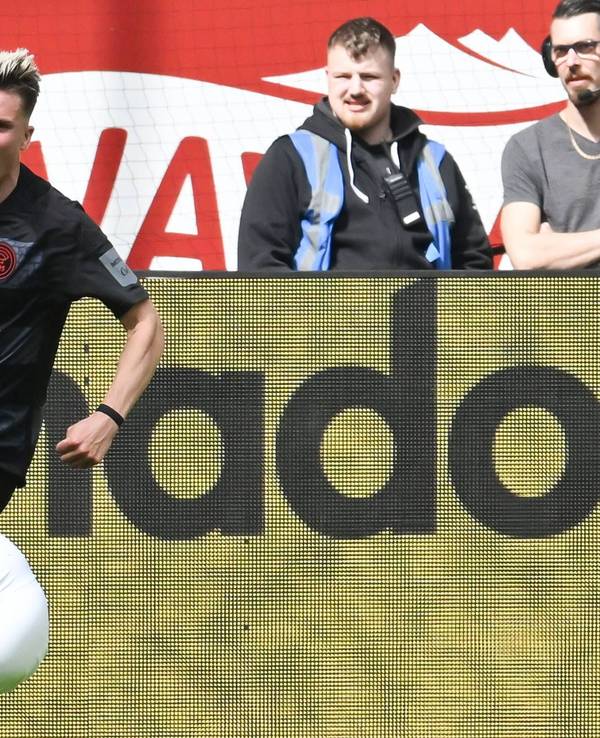 Fortuna Düsseldorfs Torschütze dreht nach seinem 1:0 gegen Eintracht Braunschweig jubelnd ab.