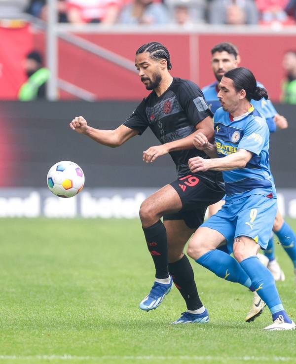 Fortuna Düsseldorfs Emmanuel Iyoha und Braunschweigs Rayan Philippe kämpfen um den Ball.