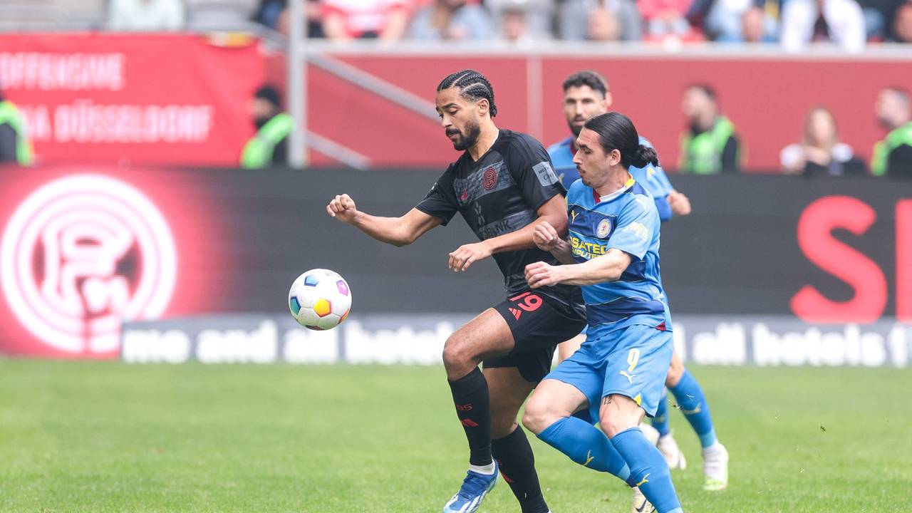 Fortuna Düsseldorfs Emmanuel Iyoha und Braunschweigs Rayan Philippe kämpfen um den Ball.