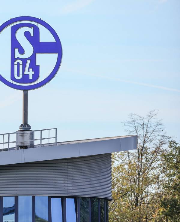 Das Logo des FC Schalke 04 dreht sich auf der Geschäftsstelle.