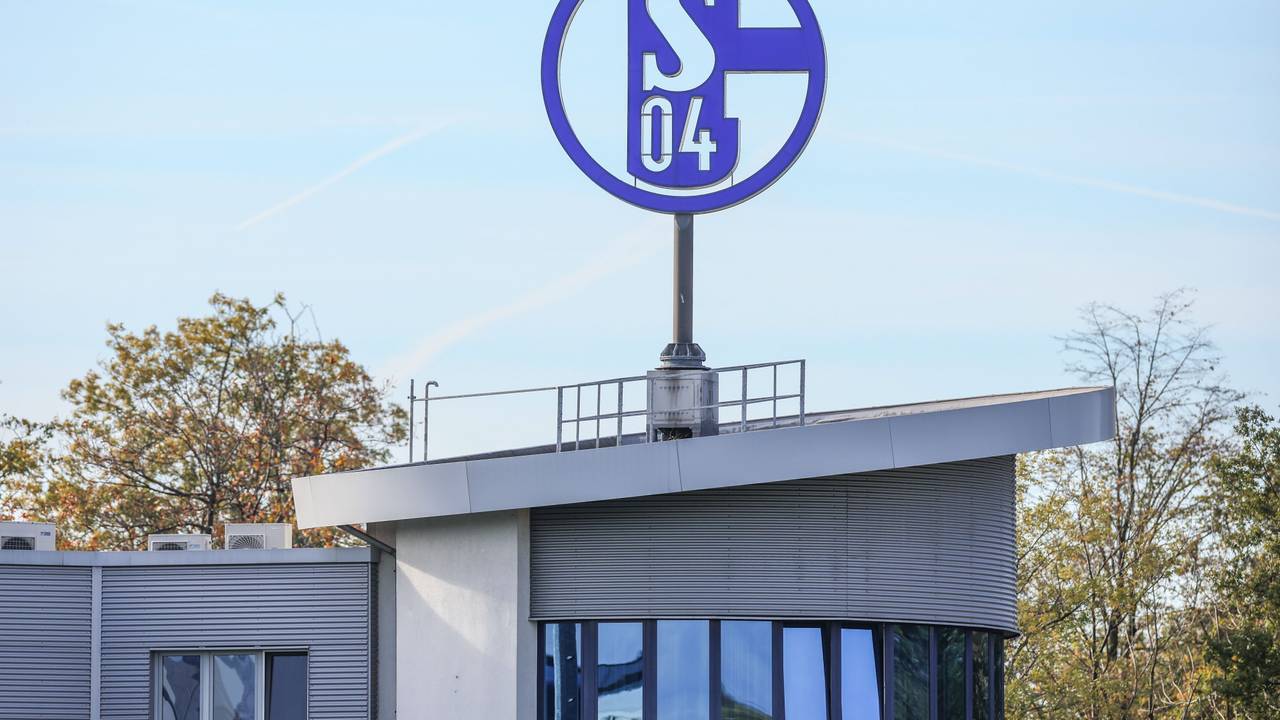 Das Logo des FC Schalke 04 dreht sich auf der Geschäftsstelle.