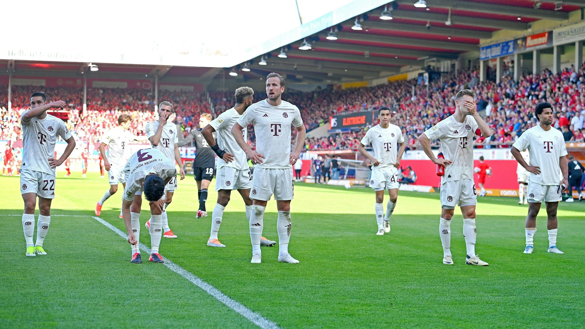 Die Stars des FC Bayern stehen nach der Niederlage in Heidenheim frustriert vor dem Gästeblock.